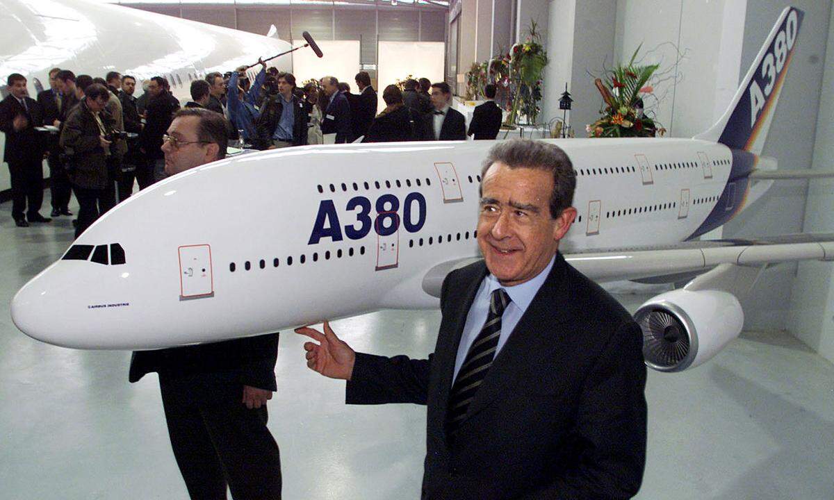 Unter dem Codenamen A3XX begann Airbus im Jahr 1994 das größte Passagierflugzeug der Welt zu entwerfen. Sechs Jahre später, im Dezember 2000, fiel der Startschuss für den Flieger, der die Boeing 747 als weltgrößtes Passagierflugzeug ablösen wird: Aus A3XX wurde A380.