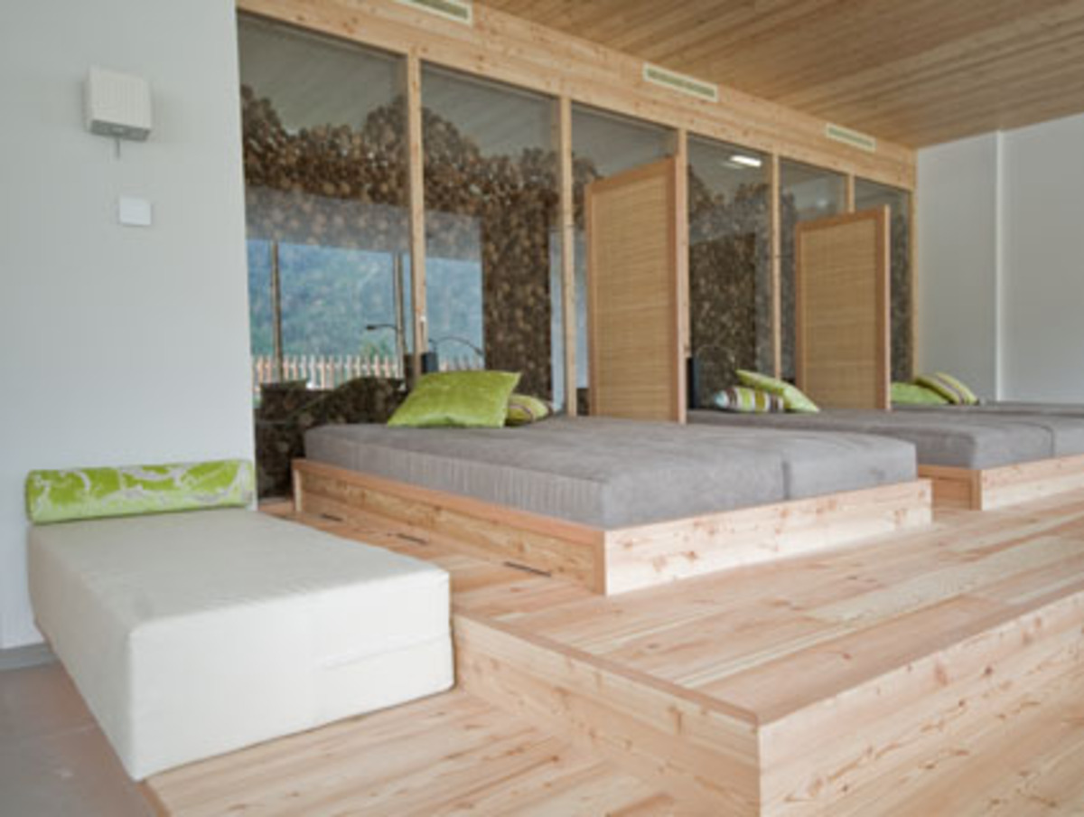 Das Holz dieses Nadelbaumes strahlt Beständigkeit, Geborgenheit, Wärme und Natürlichkeit aus. In Kombination mit anspruchsvoller Architektur erzeugt es eine wohltuende Atmosphäre in Einklang mit Tiroler Tradition. Neben einem neuen Naturbadeteich stehen seit der Renovierung auch neue Appartements mit Wohnstube aus Lärchenholz und 80-m²-Luxussuiten mit offener Feuerstelle, Quellwassertrinkbrunnen und Badezimmer mit Panoramawanne zur Verfügung.
