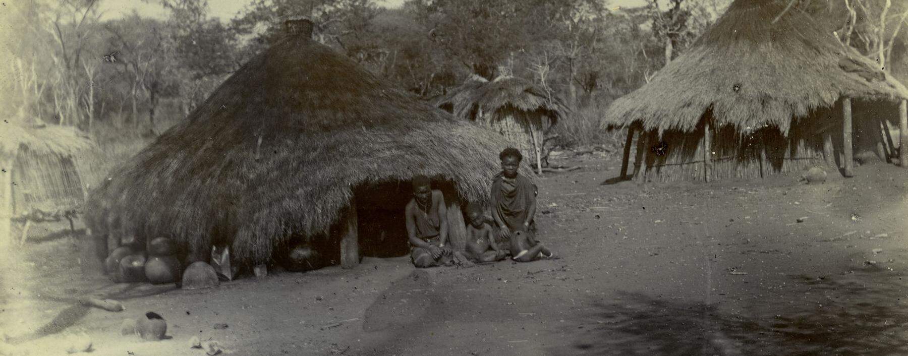 Ein Tonga-Kraal um 1894 in der Bucht von Maputo (Mozambique) – wo im 18. Jahrhundert die österreichischen Habsburger eine erfolgreiche Kolonie besaßen.  