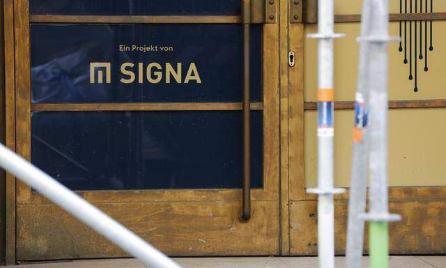 Signa Holding Logo an einer Baustelle in Berlin. 