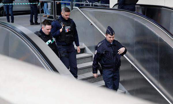 Polizeigroßeinsatz in einer Station der Pariser-Schnellbahn-Züge RER.