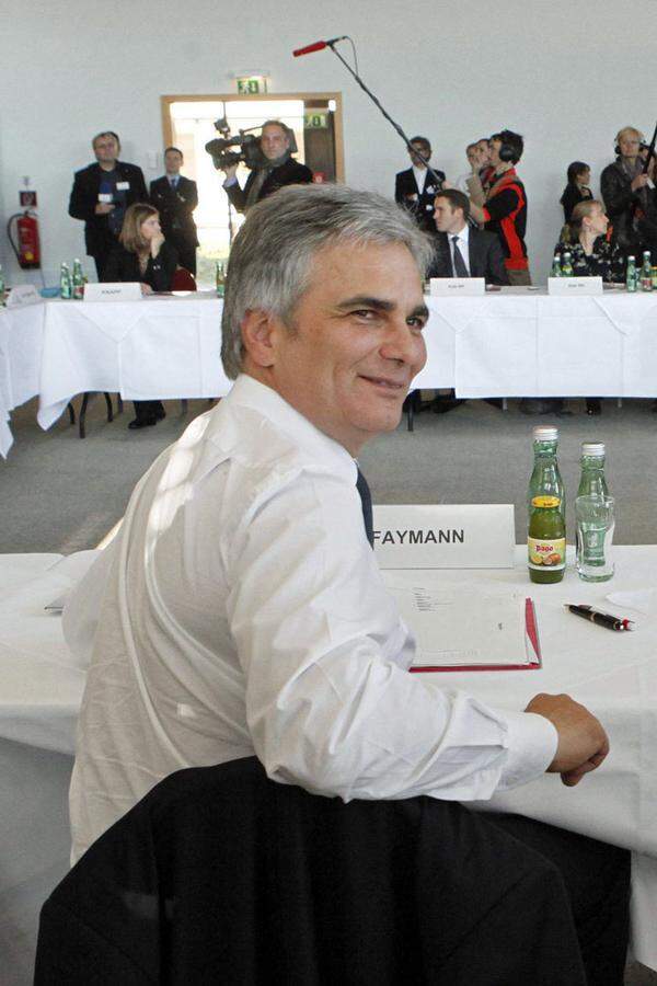 Die Teilnahme an den Bildberger-Konferenzen ist abhängig von einer Einladung durch den Vorsitzenden. Eventuelle Einigungen werden nicht veröffentlicht. Im Juni 2010 nahm auch SP-Bundeskanzler Werner Faymann an einem Treffen im Schweizer Ferienort St. Moritz teil – als Privatperson.
