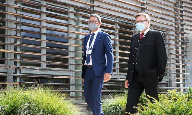 Maske ist im Congress Centrum von Alpbach Pflicht - auch für die Landeshauptleute Arno Kompatscher (Südtirol) und Günther Platter (Tirol).