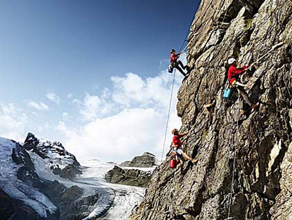 In einem professionell gestalteten Spot wirbt das Tourismusamt der Schweiz um freiwillige Helfer für die Felsenputzer: Da kraxeln die Bergfexe mit Besen herum, putzen Adlerexkremente weg und düngen die Almwiesen. Die Botschaft: "Wir tun alles für perfekte Sommerferien."