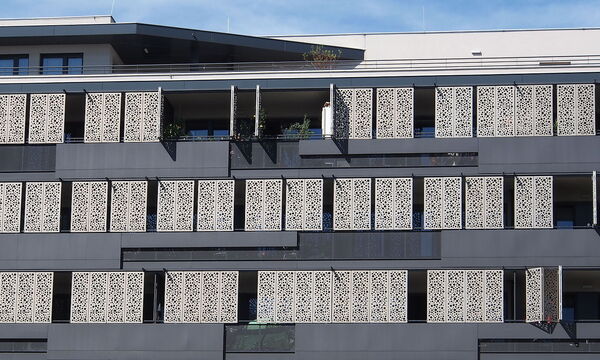 Außenrollos, Lamellen und Läden verhindern das Aufheizen der Innenräume.