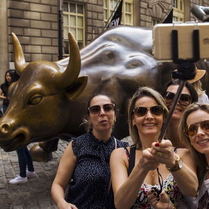 An der Wall Street ist bereits seit Jahren der Bulle los – die Kurse gehen also nach oben. Die Verschuldung des amerikanischen Staates und der Unternehmen bereitet Experten allerdings zunehmend Sorgen.