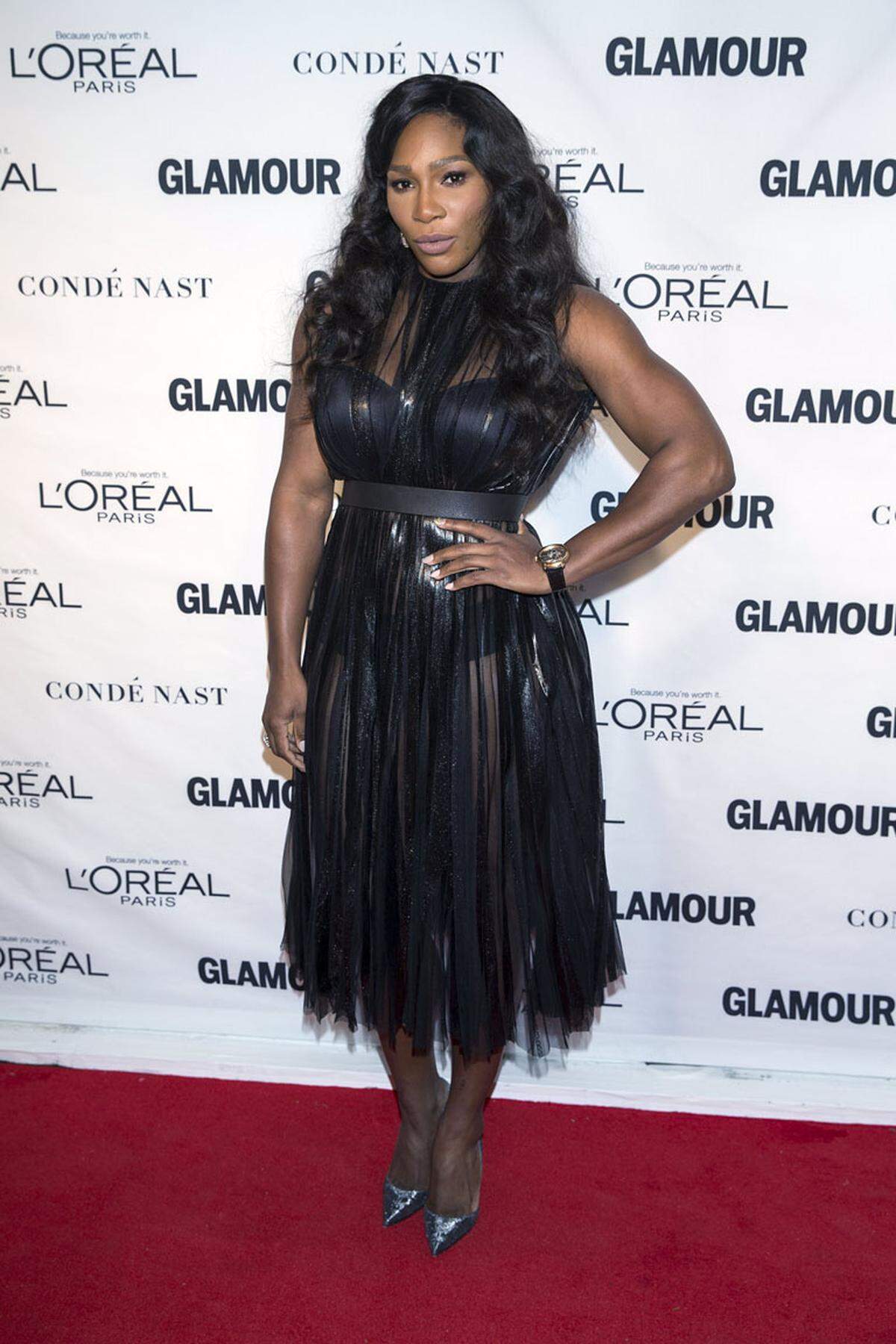 Bei den Glamour Women of the Year Awards in New York zeichnete das Modemagazin die Frauen des Jahres aus. Mit dabei war auch Tennisspielerin Serena Williams, die sich auch abseits des Courts in einem transparenten schwarzen Kleid sehen lassen kann. 