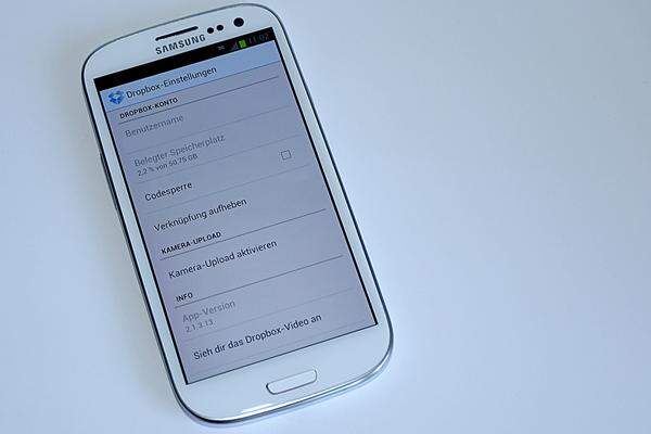 Eine Partnerschaft mit Dropbox beschert jedem S3-Besitzer zwei Jahre lang 50 Gigabyte Online-Speicherplatz. Auf Wunsch werden Fotos automatisch dort gespeichert.