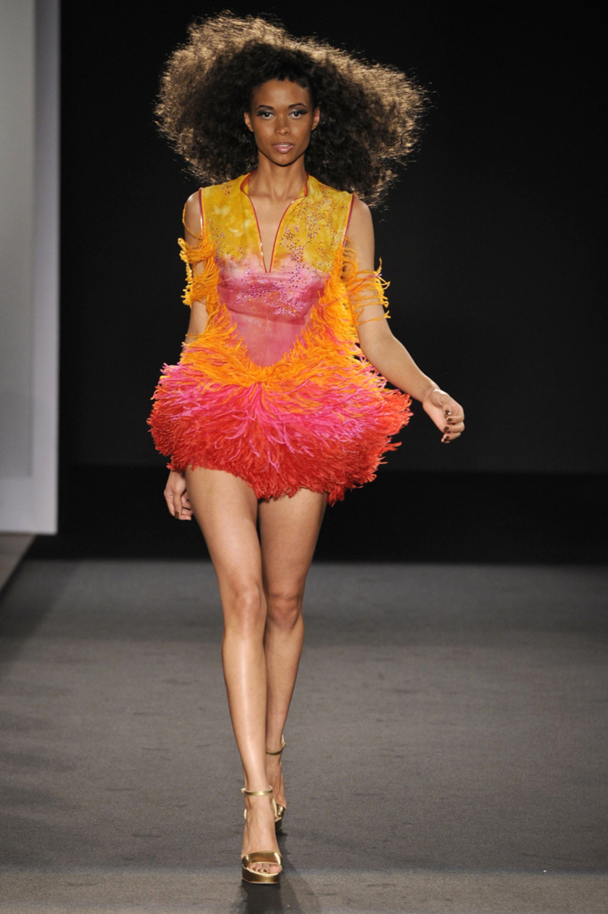 Sieht zwar nicht aus wie Haute Couture, ist aber trotzdem welche. Julien Fournie kombiniert Farbe und legere Schnittführung mit Disco Attitüde und handgenähtem Saum.