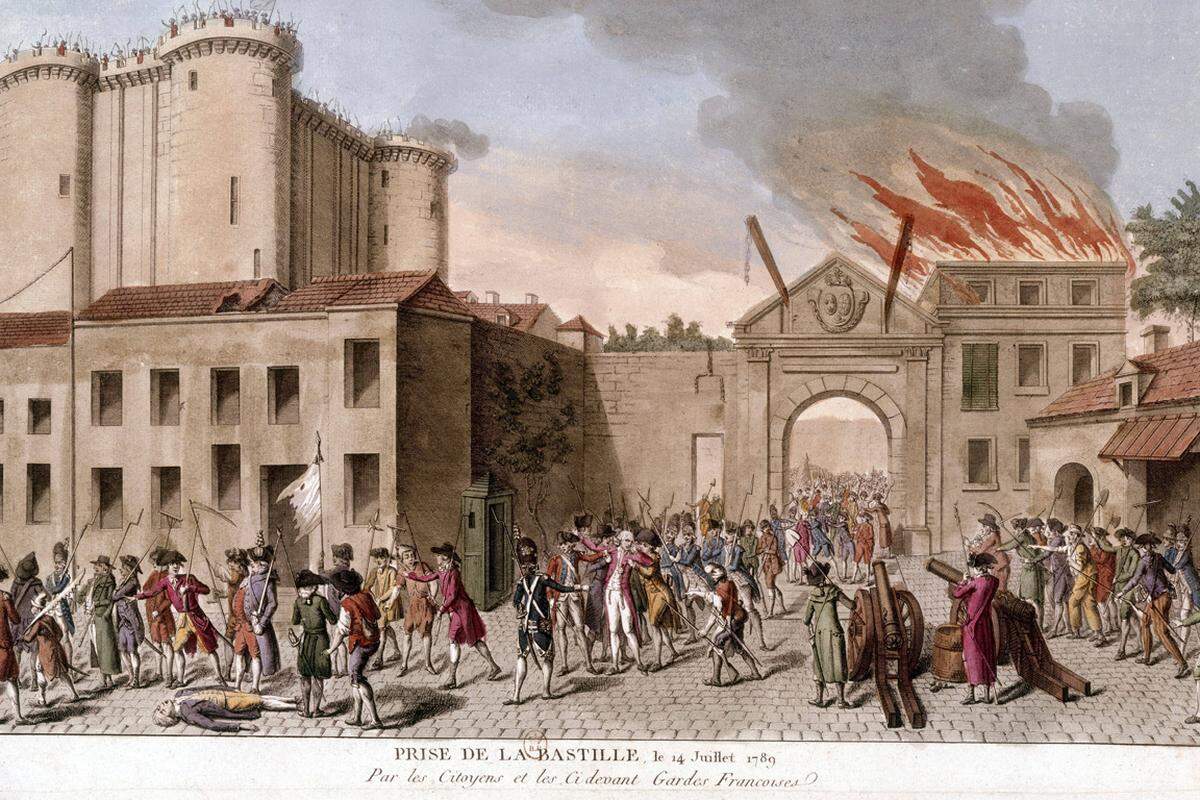 Der "Sturm auf auf die Bastille" wird bis heute als Symbol der Französischen Revolution gefeiert. Das Volk, so die Legende, habe am 14. Juli 1789 das königliche Gefängnis in Paris heldenhaft erobert und die Gefangenen befreit, während Kanonen auf sie feuerten und sie zu hunderten töteten. Doch erstens ging es den Aufständischen nicht um die Befreiung der nur sieben Gefangenen, die zu diesem Zeitpunkt unter vergleichsweise luxuriösen Bedingungen in der Bastille einsaßen, sondern um die dort lagernde Munition. Und zweitens kapitulierte die Besatzung der Burg bevor die Menge hereinstürmte und den Kommandanten (trotz vorheriger Zusicherung freien Geleits) köpfte.