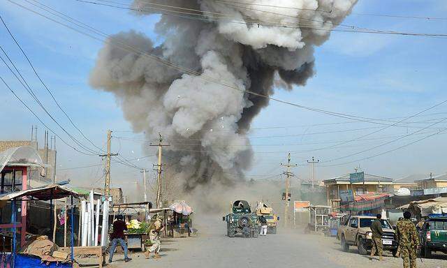 Archivbild von einem Selbstmordanschlag auf einen Polizeiposten in Kunduz Mitte Februar 2015.