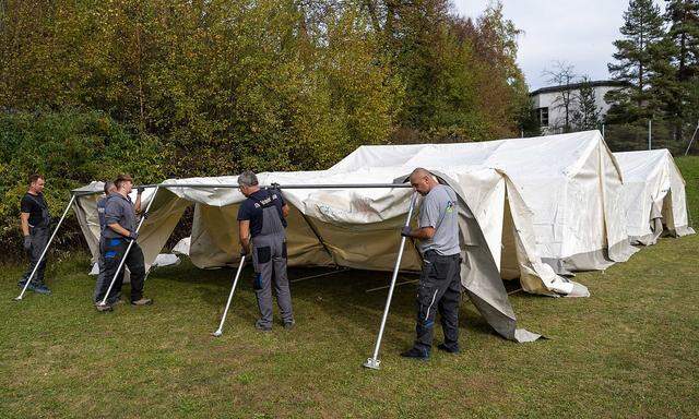 Zelte für Migranten - auch in Tirol stößt der Bund mit dieser Maßnahme auf Ablehnung.