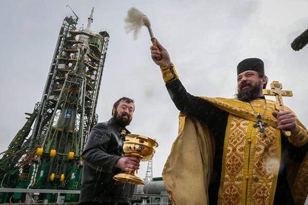 Ein ständiger Funkkontakt mit der Bodenstation ist damit nicht mehr nötig. Der Schnellflug war seit August 2012 mit drei verschiedenen unbemannten Raumfrachtern getestet worden.Im Bild: Ein orthodoxer Priester segnet das Gelände in Baikonour.