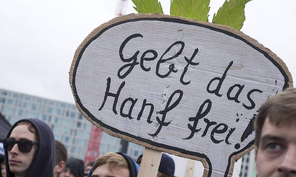 Sich eine Meinung zu Marihuana bilden.Bei jeder anständigen WG-Party wird früher oder später ein Joint im herumgegeben. Wenn man nicht schon längst mit Dreadlocks und der Yogahose im Kreis sitzt, ist das die Chance. Oder man gibt ihn ganz cool und gechillt weiter. Auch keine Schande. Peace.