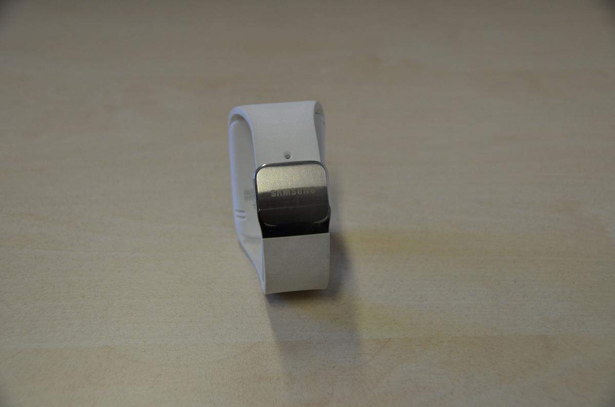Die silberne Schließe der Uhr wird lediglich durch das Samsung-Logo unterbrochen. Nachteil bei dem weißen Armband: Weiß bleibt es nicht lange.