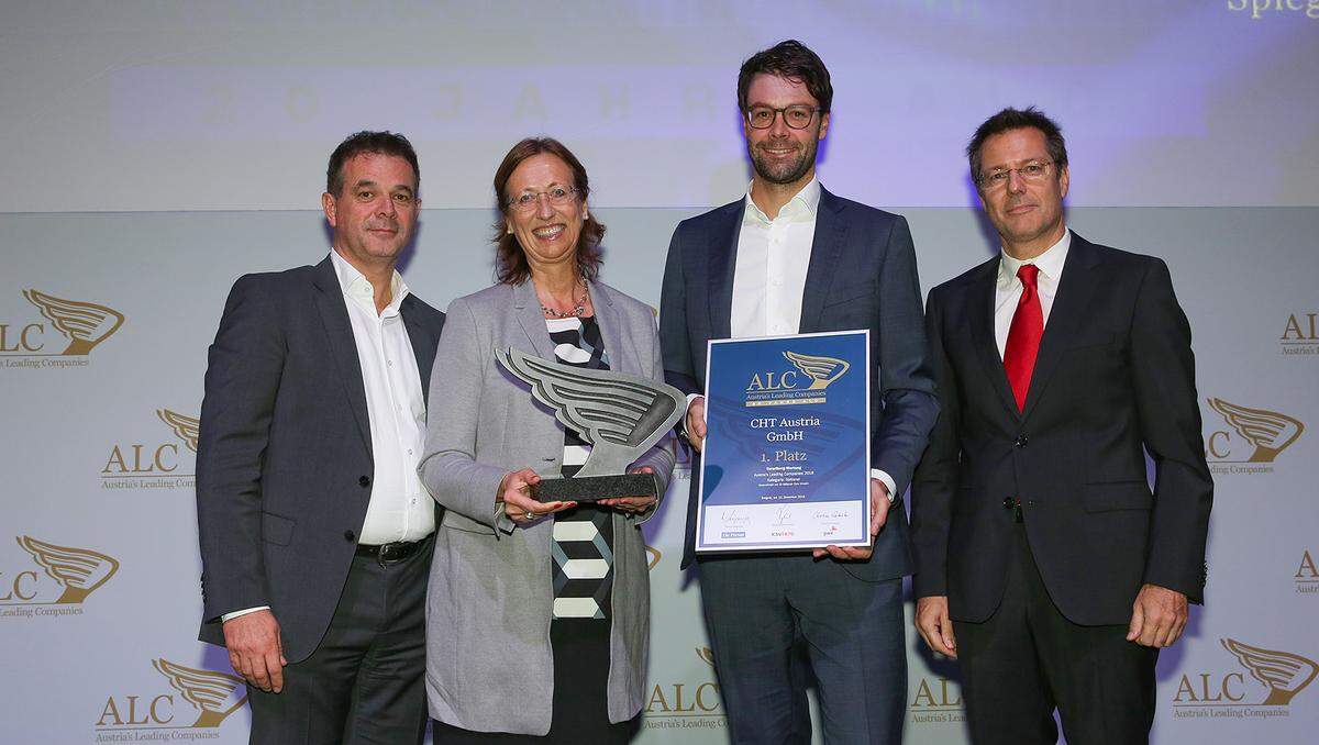 Auszeichnung 1. Platz Kategorie National Kleinbetriebe für die CHT Austria GmbH (v. li.): Wirtschaftskammer-Direktor Christoph Jenny, CHT-Geschäftsführerin Regina Butenberg, CHT-Finanzchef Stefan Peherstorfer und von der "Presse" der redaktionelle Leiter von ALC Hans Pleininger.