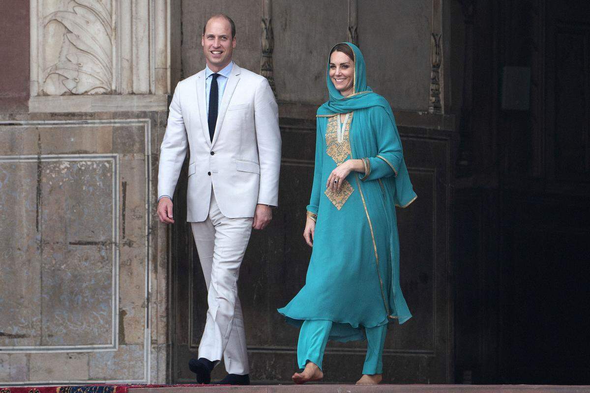 Wie man sich diplomatisch kleidet, wissen Herzogin Catherine und Prinz William. Bei ihrer Rundreise durch Pakistan stellten sie das unter anderem mit ortsansässigen Designern unter Beweis. Bei ihrer Ankunft trug Kate ein Shalwar Kameez, worauf in der folgenden Woche die Suchen nach dem Artikel um 170 Prozent zunahmen.