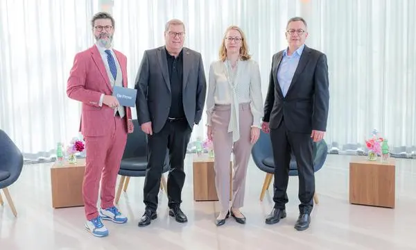 Expert:innen-Talk in der MQ Libelle: (v.l.) Moderator Michael Köttritsch, Wirtschaftsredaktion Tageszeitung „Die Presse“, Erwin Raffeiner, Geschäftsführer Sprecher Automation, Tamara Kapeller, Geschäftsführende Gesellschafterin Board Consulting und Aufsichtsratsmitglied BAWAG Group, Pascal Habegger, Geschäftsführer Fabasoft 4teamwork.