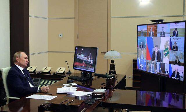 Putin bei der russischen Regierungssitzung am Mittwoch, die per Videokonferenz stattfand. Ein Bild, das die russische Nachrichtenagentur Sputnik veröffentlicht hat. 
