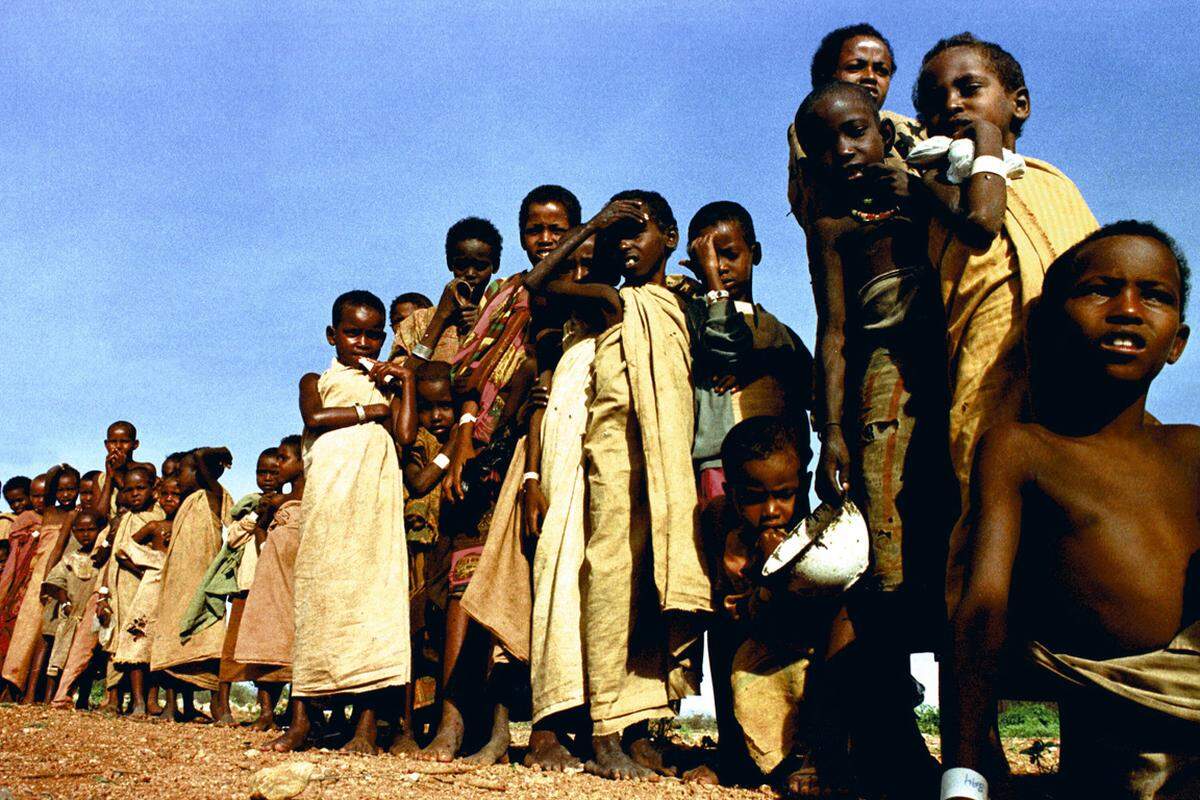 Der Einsatz der Amerikaner in Somalia beginnt als humanitäre Hilfsaktion. Die Bevölkerung im von einem Bürgerkrieg gebeutelten Land am Horn von Afrika hungert, Hilfslieferungen werden von Warlords abgefangen. Die USA übernehmen im Dezember 1992 den Oberbefehl über die UN-Mission in Somalia.