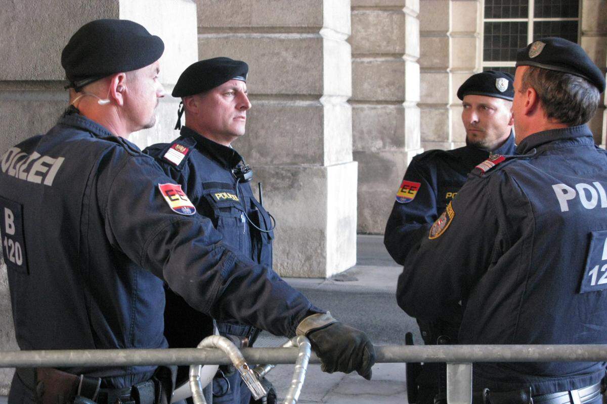 Hunderte Beamte stehen im Einsatz, darunter auch Mitglieder des Sondereinsatzkommandos Wega und der Einsatzeinheit Wien (EE). Ein Polizeihubschrauber kreist über der City.