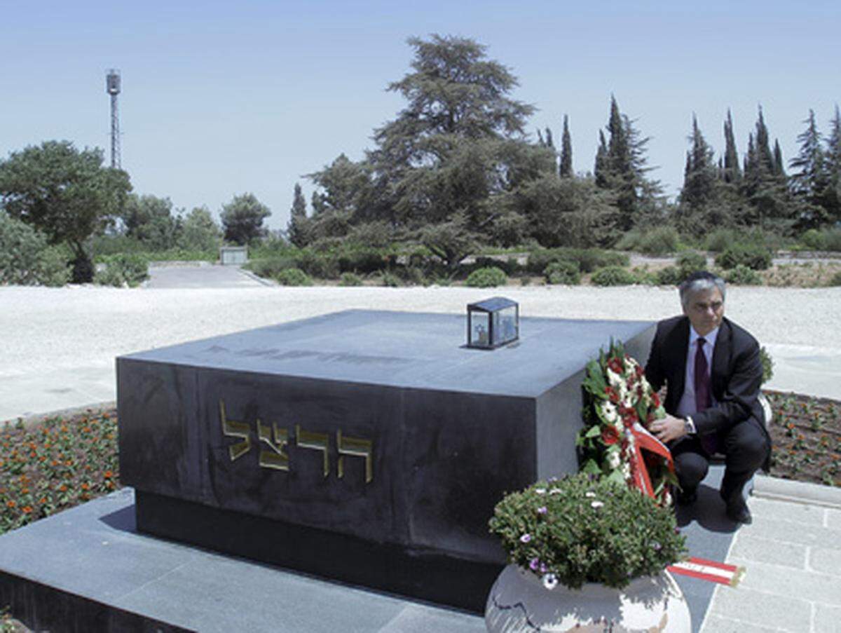Vor wenigen Wochen war es Vizekanzler Pröll, nun ist es der Kanzler höchstpersönlich, der Israel einen Besuch abstattet. Gleich zu Beginn seines Aufenthalts legte er am Grab von Theodor Herzl einen Kranz nieder.