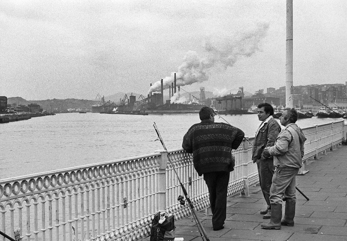 Wehrlis Fotos zeichnen ein vergessenes, ja unbekanntes Bild einer Stadt, die heute für Kunst und Lebensart steht. Sie dokumentieren eine Zeitenwende: Wandel, geprägt von Protesten, Spannungen, Radikalität in der Stadtplanung und in der Meinung. Foto aus dem Jahr 1993: Angeln ist in Bilbaos Ría beliebt - auch, wenn das Wasser hochkontaminiert war, wie in den 1990er-Jahren.