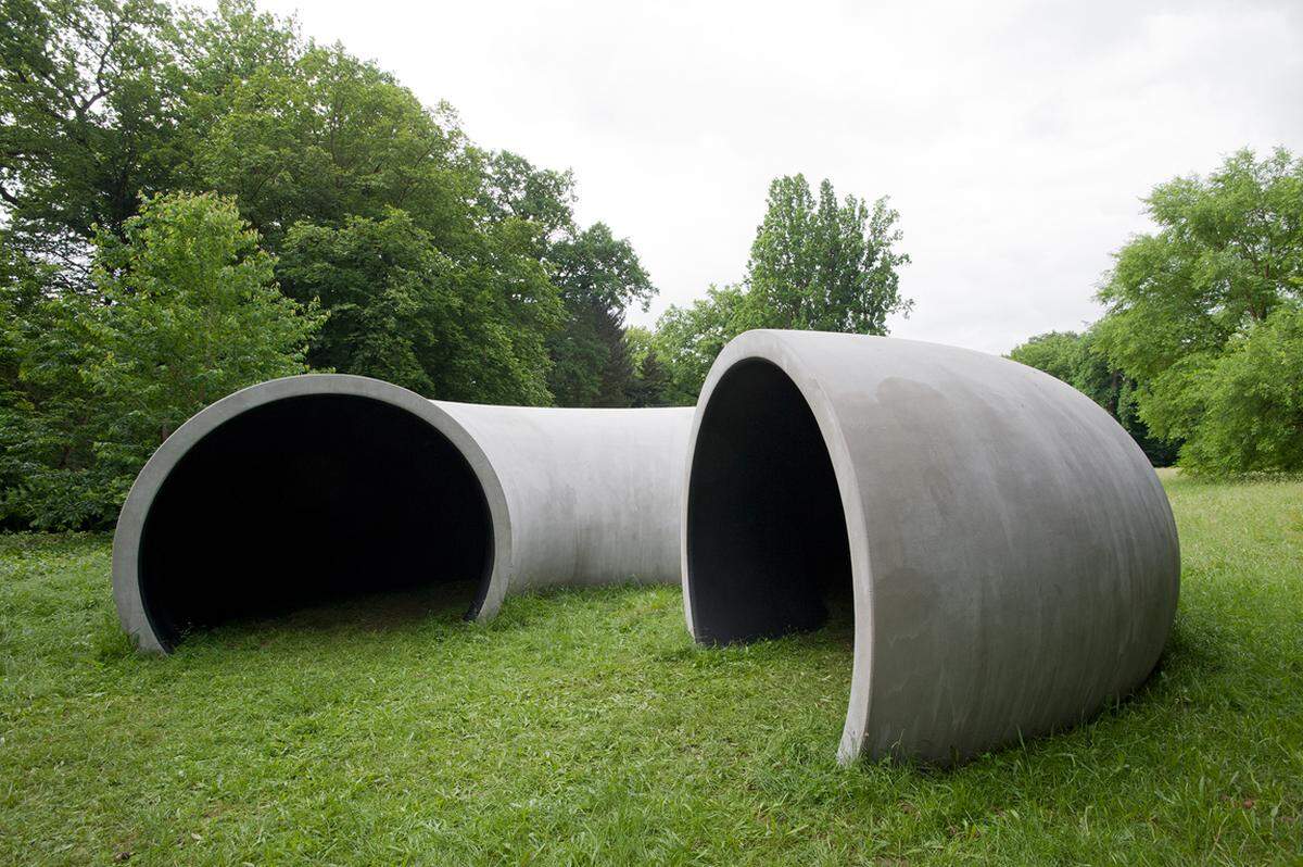 Im Karlause Park stößt man auf eine überdimensionale Röhre Gabriel Lester, Transition