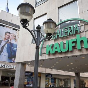 06 11 2011 Trier Rheinland Pfalz Deutschland Die Filialen von Karstadt und Kaufhof liegen in d