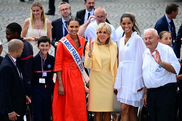 Die französische Präsidentengattin Brigitte Macron, die Miss Frankreich 2005 und neue Miss-France-Direktorin Cindy Fabre (rechts) und die Miss Frankreich 2023 Indira Ampiot (links).