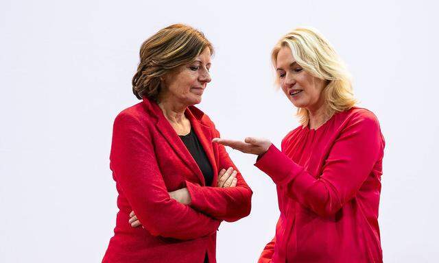 Malu Dreyer (li.)  und Manuela Schwesig übernehmen gemeinsam mit Thorsten Schäfer-Gümbel vorläufig die Parteiführung der SPD.