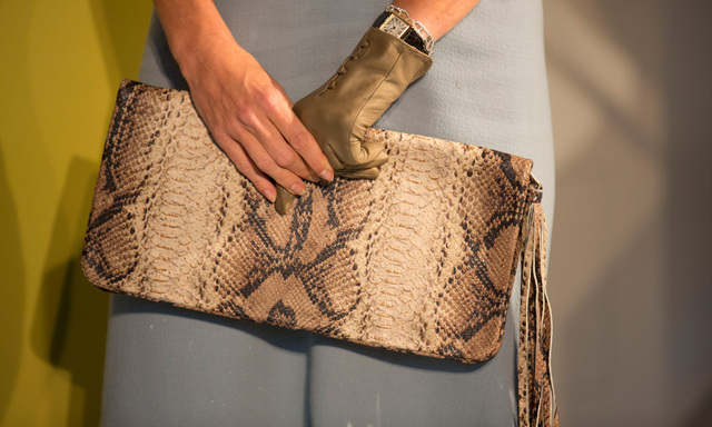 Taschen, Geldbörsen und Accessoires werden immer noch aus Schlangen- oder Echsenleder gefertigt.