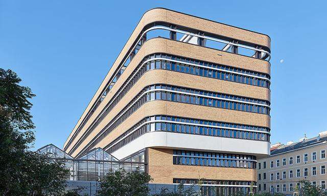 Uni-Gebäude am Djerassi-Platz 1 mit einer Fassade aus 400.000 Klinkersteinen.