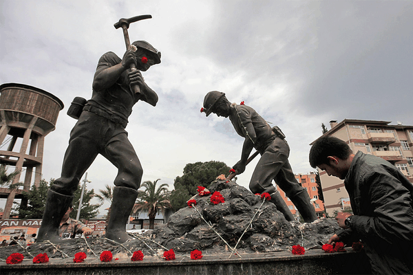 Am Denkmal der Grubenarbeiter in Soma werden Blumen niededrgelegt.