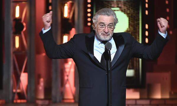 Robert De Niro hat mit sechs Kindern in seinem Leben für ausreichend Nachkommen gesorgt. Seine jüngste Tochter, Helen Grace, kam im Dezember 2011 zur Welt und wurde von einer Leihmutter ausgetragen. Der Schauspieler war zu diesem Zeitpunkt schon 68 Jahre alt.