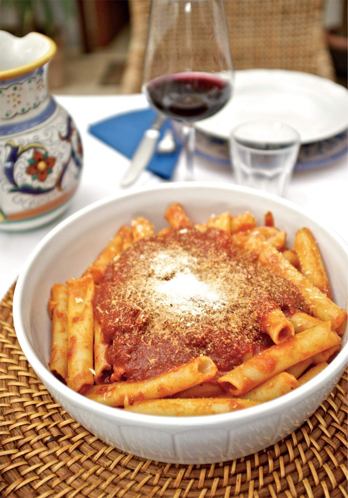 Zutaten für 4 Personen: 300 g Ziti oder Candele, RAgu, geriebener Pecorino romano und Parmigiano, Pfeffer. Zubereitung: Die Ziti oder Candele, die normalerweise 50 cm lang sind, in 7 bis 10 cm lange, gleichmäßige Stücke zerbrechen. In eine Schüssel einige Schöpflöffel heißes Ragù schöpfen und 2EL Parmigiano und Pecorino hinzufügen. Die Pasta kochen, abgießen, in die Schüssel geben und mit dem Sugo vermischen. Die Pasta auf die Teller verteilen und einen weiteren Schöpfer Ragù auf jede Portion geben. Mit Parmigiano und Pecorino sowie etwas Pfeffer bestreuen.