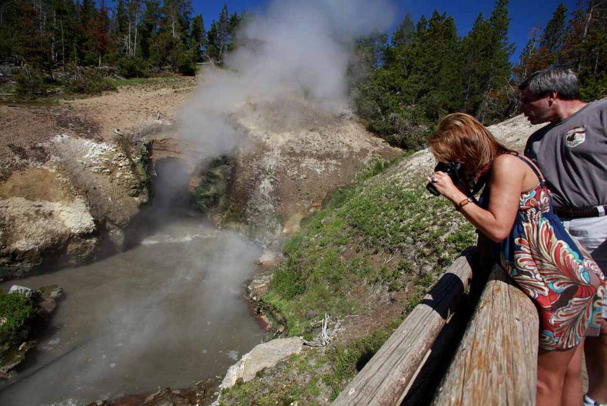 Der Yellowstone Nationalparkt ist ein El Dorado für Naturliebhaber, immerhin finden sich darin nicht nur 10.000 heiße Quellen und Geysire. Der Grund: Darunter schlummert ein Supervulkan, die heißen Quellen und Geysire sind in eine riesige Caldera eingebettet (Krater) , der erst mittels Satellitenbild gefunden werden konnte.