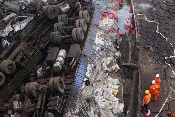 Nach der Explosion sei die 30 Meter hohe Brücke auf einer Länge von rund 80 Metern zur Seite gefallen, berichteten Staatsmedien. Mindestens 25 Autos und Lastwagen stürzten in die Tiefe. Einige brannten aus.