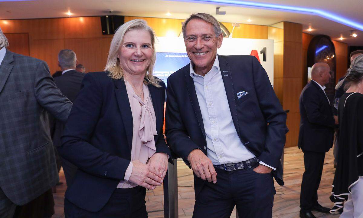 Casino Velden-Marketing-Managerin Karin Obkircher und Sto-Geschäftsführer Walter Wiedenbauer.
