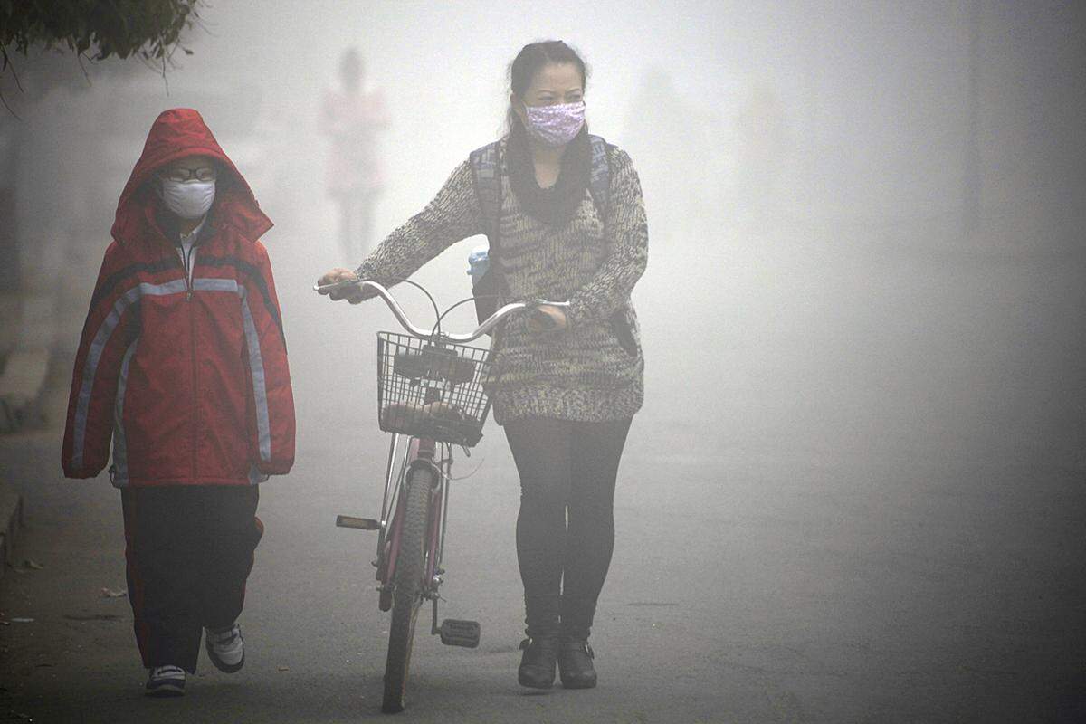 Die exzessive Kohlenutzung im Norden Chinas hat schlimme Folgen für die Gesundheit: Bewohner der Region sterben im Schnitt fünf Jahre früher als Chinesen aus dem Süden des Landes, wo es weniger Smog gibt. Dies hat eine internationale Langzeitstudie ergeben. Im Bild: Die Stadt Jilin, Provinz Jilin, am 22. Oktober 2013.