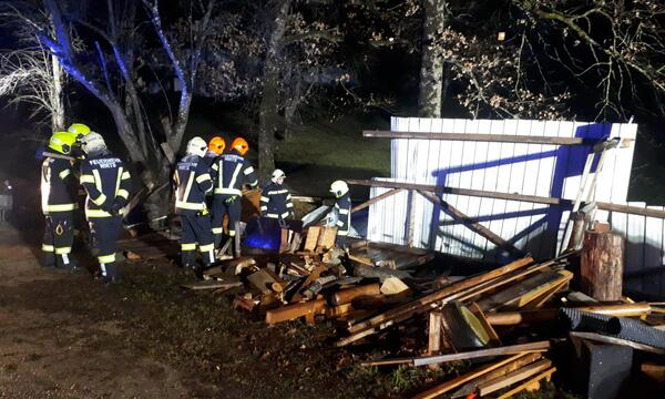 Die Helfer waren fast die ganz Nacht damit beschäftigt, Sturmschäden zu beseitigen.
