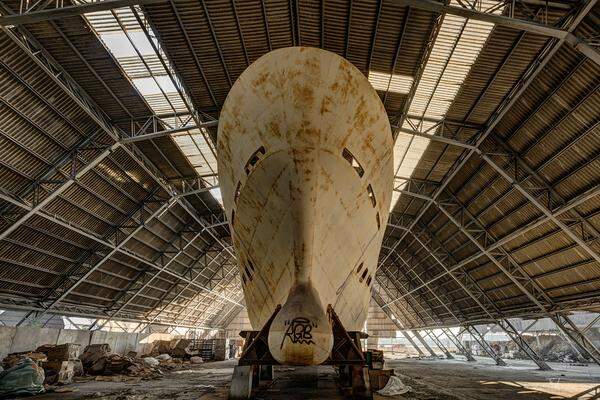 Thomas Windisch "Naval Architecture": Dieses Schiff in einer verlassenen Werft in Italien wurde nie fertiggestellt.