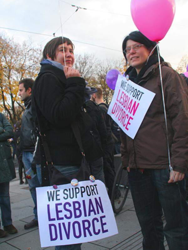 "Lesben können sich erst scheiden lassen, wenn sie heiraten dürfen", erklärt Momo (links) ihr Plakat. "Der Gesetzesentwurf ist katastrophal, hat nichts mit Gleichberechtigung zu tun", sagt Ingrid.