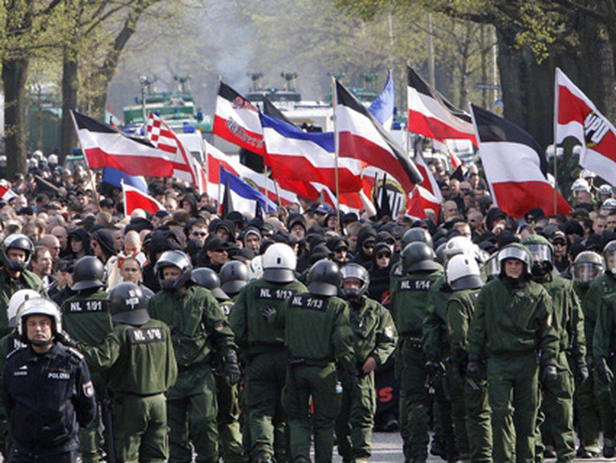 Am 1. Mai sammelten sich rund 1.500 Sympathisanten der NPD in Hamburg, gut bewacht von der Polizei....