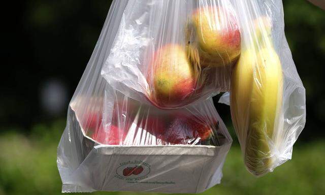 In Österreich kommen 400 Millionen Plastiksackerln allein über den Lebensmittelhandel pro Jahr in Umlauf. Um EU-Vorgaben im Umweltschutz zu erfüllen, reicht ein Plastiksackerlverbot nicht aus.