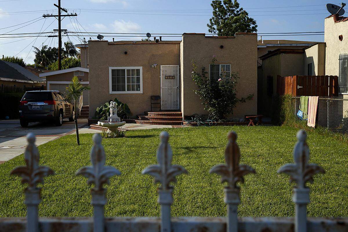 In Compton gibt es viele Einfamilienhäuser, die zwar eng beieinanderstehen, aber recht großzügig geschnitten sind. Die Stadt ist eine eine der ältesten Städte des Bundesstaates. Gegründet wurde sie 1888, benannt nach dem Siedler Griffith Dickenson Compton. Der ursprüngliche Name - Comptonville - wurde bald abgekürzt. In den 1950er-Jahren zogen die ersten schwarzen Familien in die Stadt.