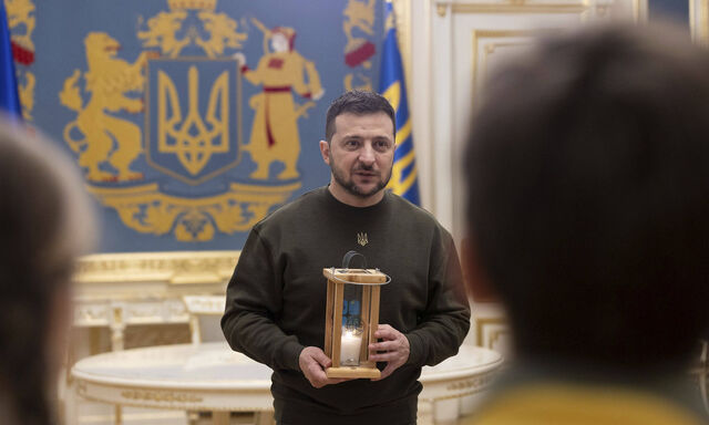 Selenskij mit dem heiligen Licht aus Betlehem.