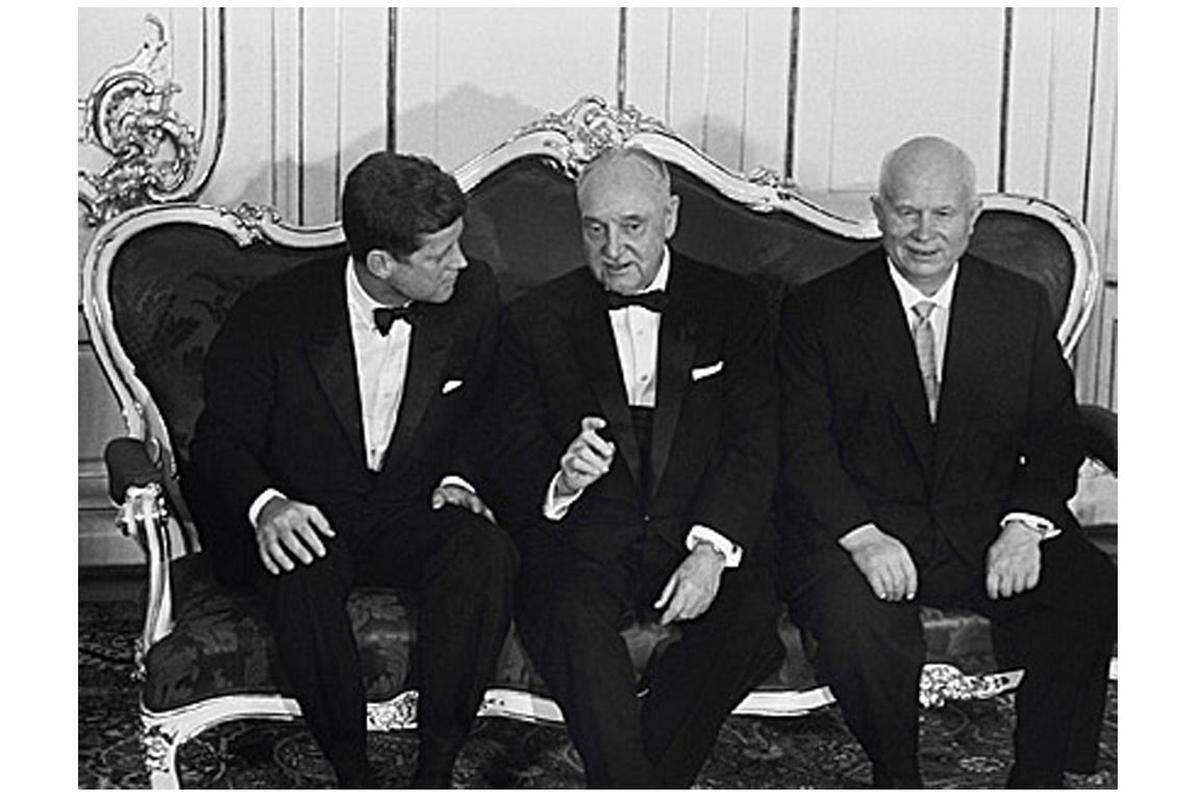 Der Jurist übernahm die SPÖ unmittelbar nach dem Ende des Zweiten Weltkrieges 1945 und blieb bis zu seiner Wahl zum Bundespräsidenten 1957 Parteichef.Im Bild: John F. Kennedy, Adolf Schärf und Nikita Chruschtschow v.l.n.r.)