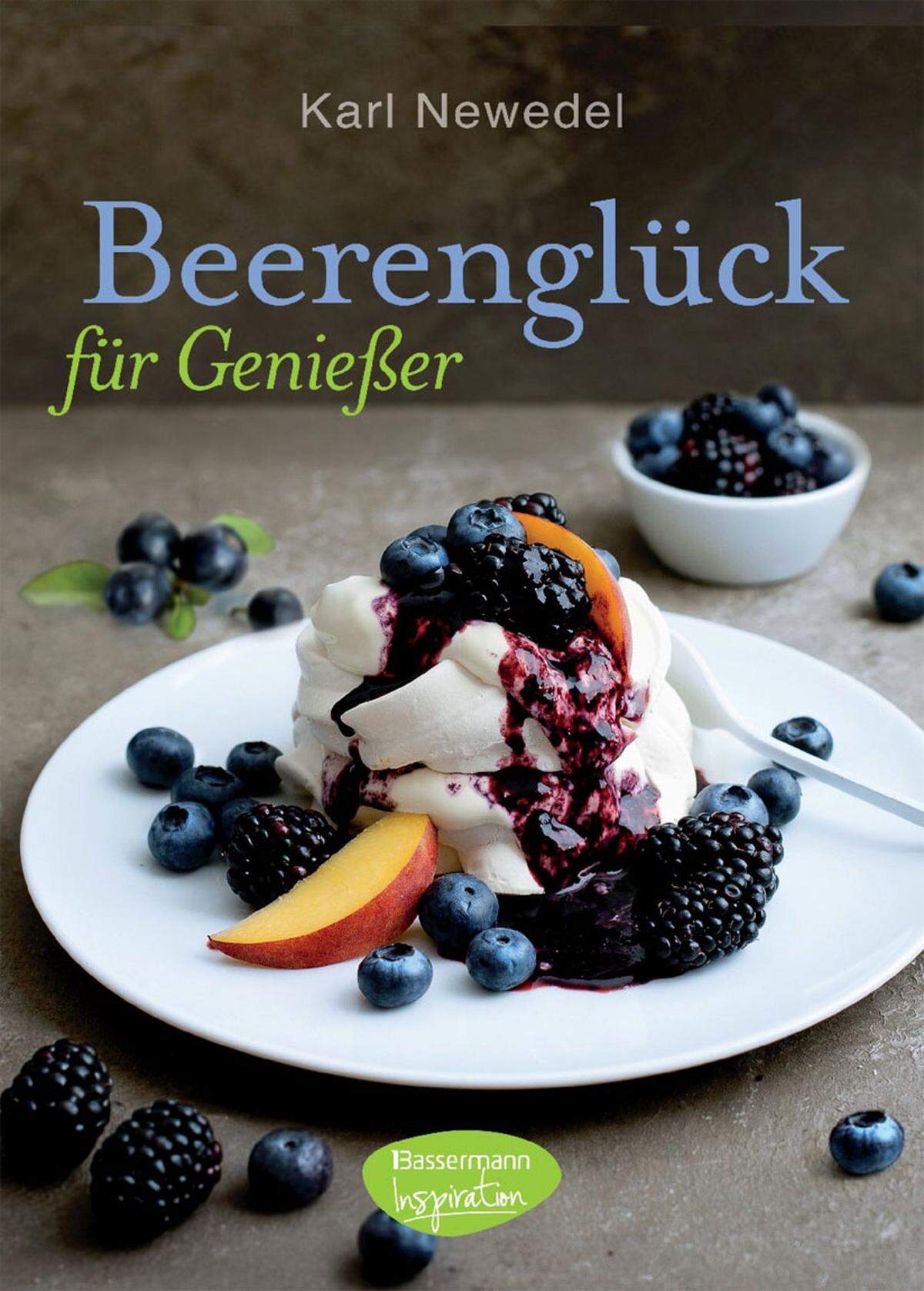 Der Foodstylist und Kochbuchautor Karl Newedel hat in dem schmalen Bändchen „Beerenglück“ Rezepte für sommerliche Desserts vereint. Das übersichtliche Rezeptbuch verzichtet auf große Porträts der Beeren und gibt Rezepte für Erdbeeren, Brombeeren, Johannisbeeren (oder Ribisel), Himbeeren, Heidelbeeren und Stachelbeeren. Zum Beispiel: Baisertörtchen mit Beeren, Stachelbeer-Windbeutel, kalte Stachelbeer-Minz-Suppe, Heidelbeer-Pistazien-Tarte oder Himbeerpavlova. (ks) „Beerenglück für Genießer“ von Karl Newedel, Bassermann Inspiration Verlag, 80 Seiten, 13,40 Euro 