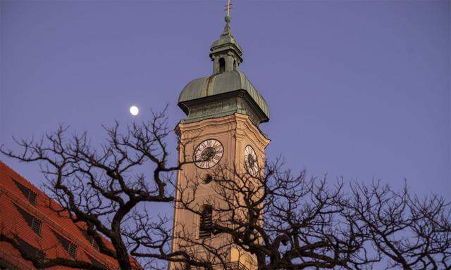 Der Turm der Heilig-Geist-Kirche am Viktualienmarkt in München.